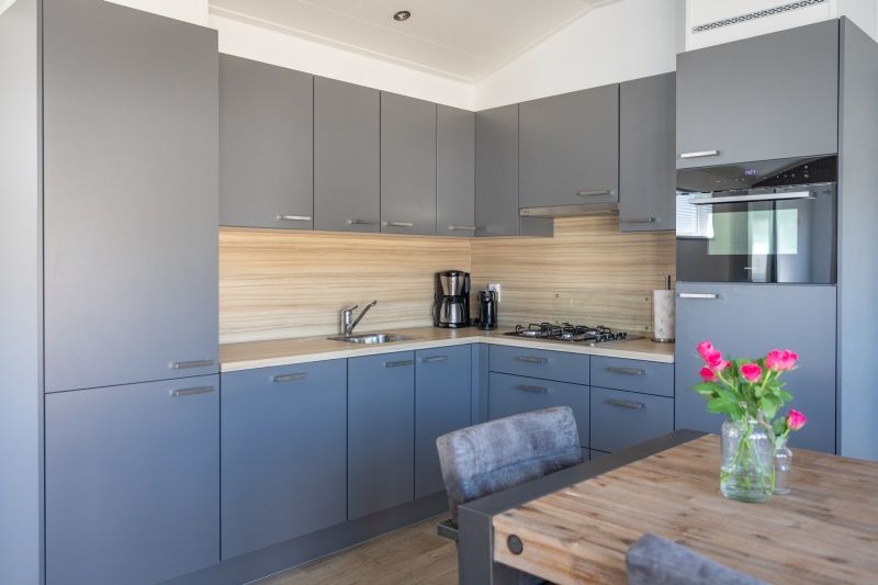 Fully equipped kitchen in Chalet Bregkoog 231, De Koog, Texel with modern appliances at Chaletpark Bregkoog.