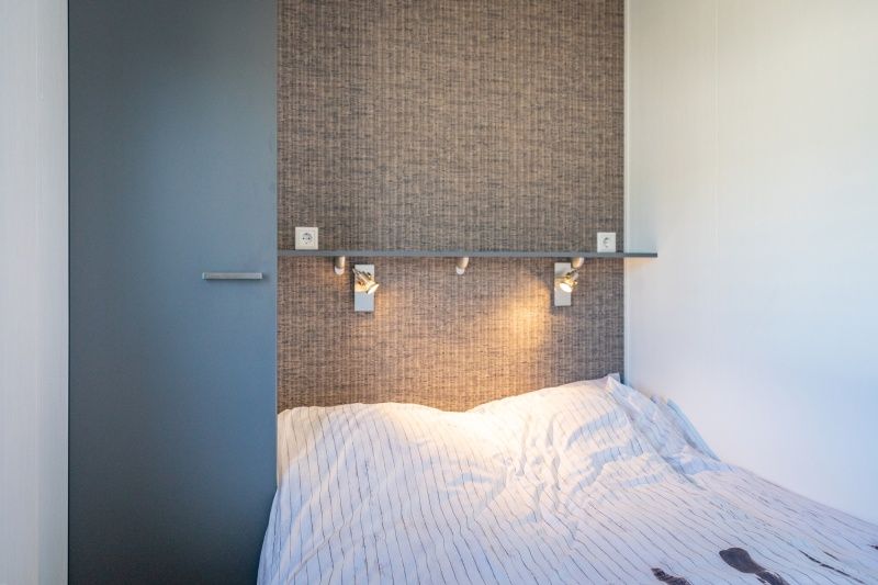 Cozy bedroom in Chalet Bregkoog 231, De Koog, Texel with cozy lighting at Chaletpark Bregkoog.