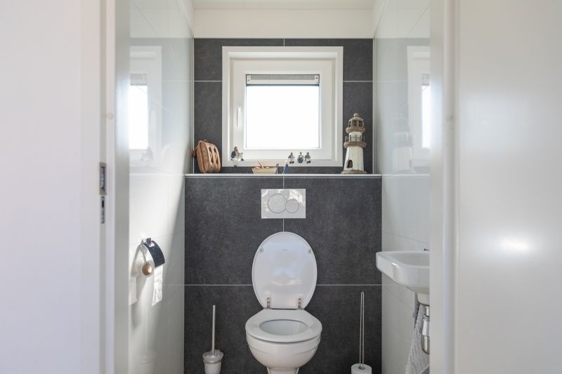 Stylish toilet in Chalet Bregkoog 231, De Koog, Texel with modern finishes at Chaletpark Bregkoog.
