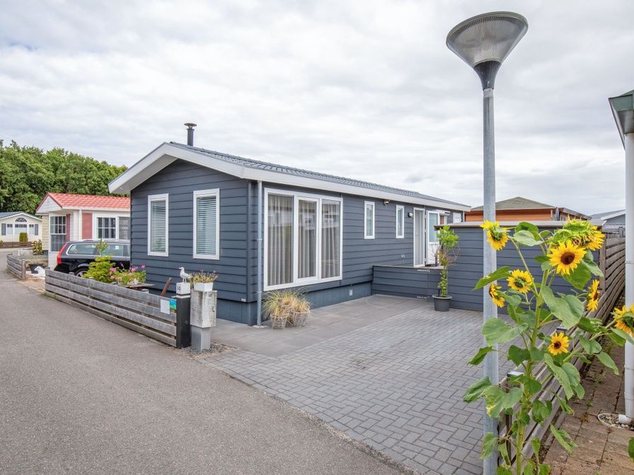 Chalet Bregkoog 52 in De Koog Texel mit modernem Aeusseren und sonniger Veranda.