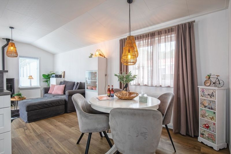 Essecke im Chalet Bregkoog 52, De Koog Texel, mit gemuetlicher Einrichtung und viel Licht.