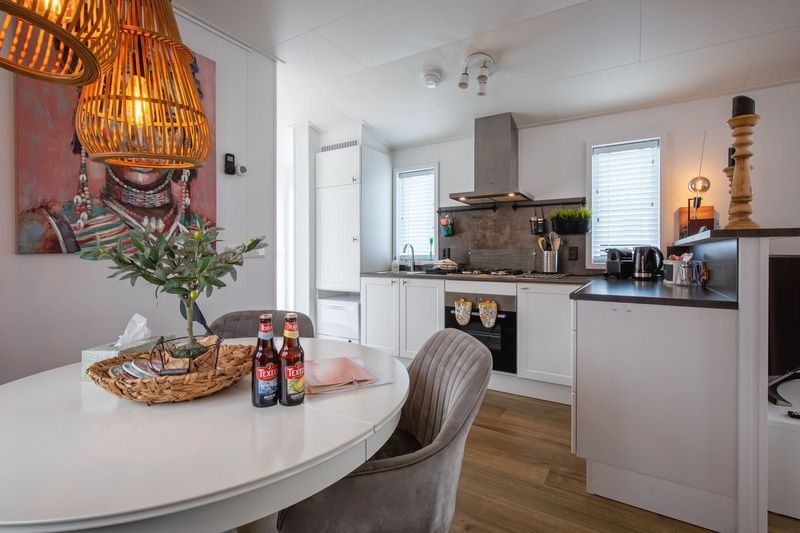 Stimmungsvolles Esszimmer und Kueche im Chalet Bregkoog 52, De Koog Texel, mit warmen Akzenten.