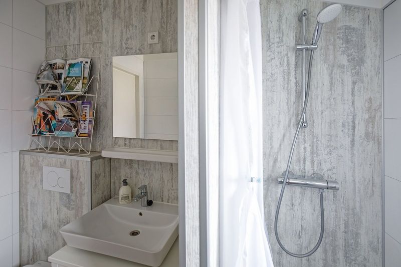 Modernes Badezimmer im Chalet Bregkoog 52, De Koog Texel, mit Dusche und Waschbecken.