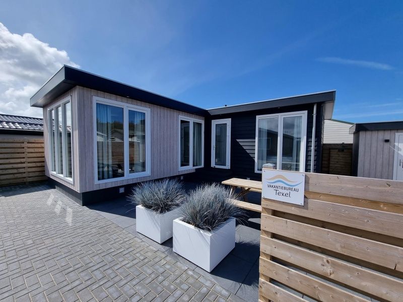 Front view of Chalet Bregkoog 119 on Chaletpark Bregkoog in De Koog, Texel, with sunny veranda.