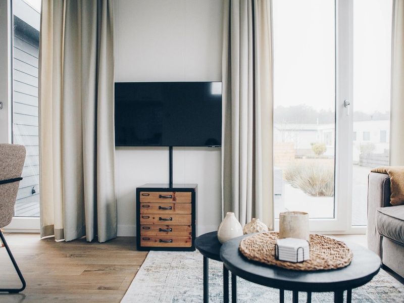 Modern living room with flat-screen TV in Chalet Bregkoog 119 on Texel, De Koog, Wadden Islands.