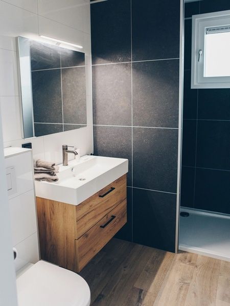 Modern bathroom in Chalet Bregkoog 119 with shower and sink in De Koog, Texel, Wadden Islands.