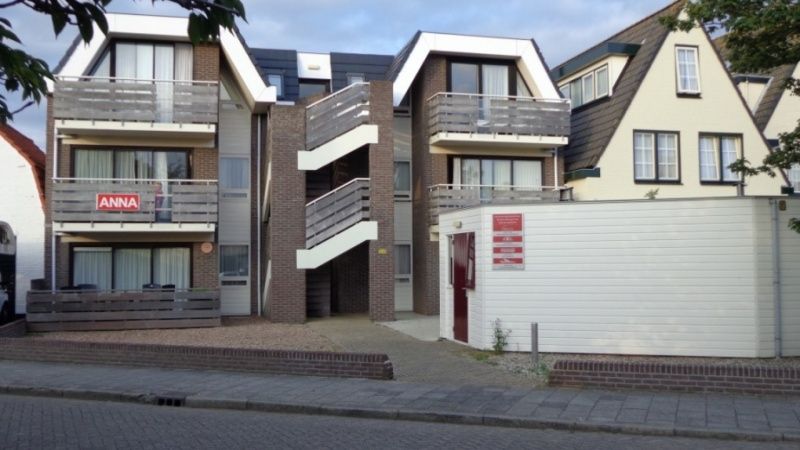 Vorderansicht der Appartements Anna - Noorderlicht - 13 in De Koog, Texel, mit einem einladenden Eingang und Balkonbereichen.