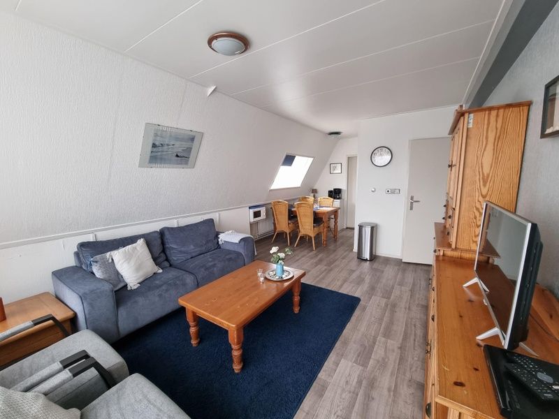 Innenbereich der Apartments Anna - Noorderlicht - 13, De Koog, Texel, mit Ess- und Sitzecke fuer entspannende Momente.