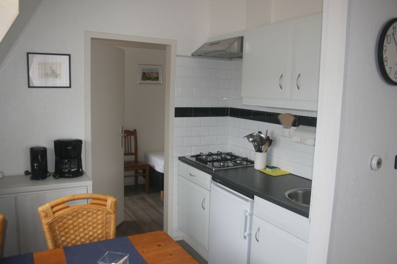 Stilvolle Kueche der Apartments Anna - Noorderlicht - 13 in De Koog, Texel, mit Zugang zum angrenzenden Schlafzimmer.