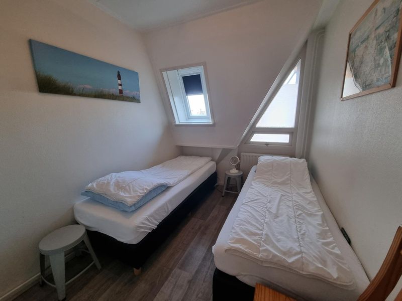 Schlafzimmer mit zwei Betten in Apartments Anna - Noorderlicht - 13, De Koog, Texel, bietet Komfort und Ruhe auf den Watteninseln.
