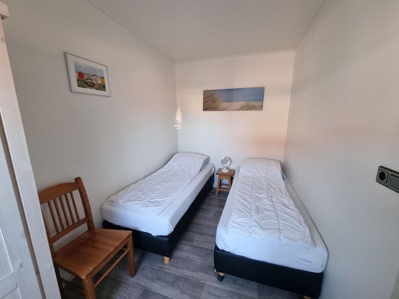 Zweites Schlafzimmer in Apartments Anna - Noorderlicht - 13, De Koog, Texel, mit frischer Einrichtung und natuerlichem Licht.