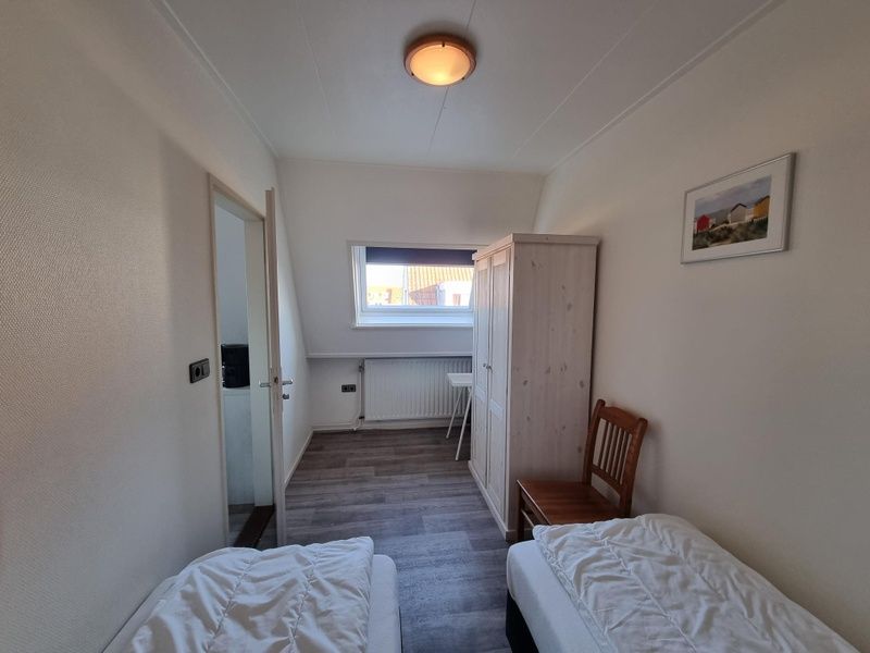 Geraeumiges Schlafzimmer in Apartments Anna - Noorderlicht - 13, De Koog, Texel, mit Blick auf die Umgebung.