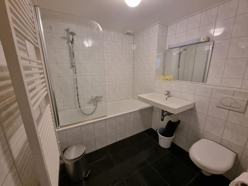 Modernes Badezimmer in Apartments Anna - Noorderlicht - 13, De Koog, Texel, mit Badewanne, Dusche und stilvoller Einrichtung.