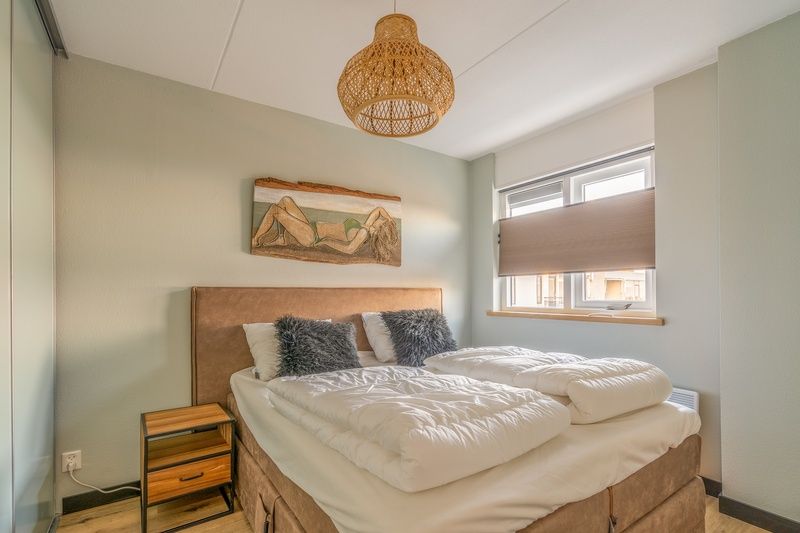 Komfortables Schlafzimmer im Appartement Juliana 140 Insel- und Meerblick, De Koog, Texel mit ruhigem Ambiente.