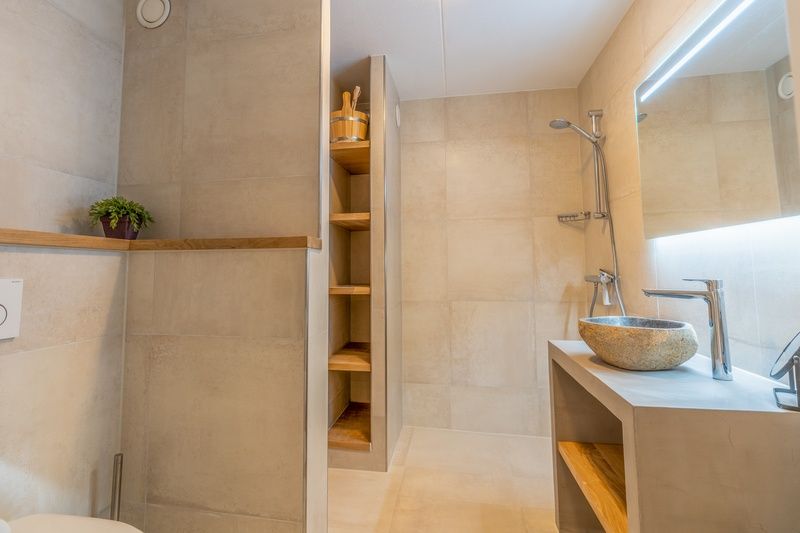 Modernes Badezimmer im Apartment Juliana 140 Insel- und Meerblick, De Koog, Texel mit luxurioeser Ausstattung.