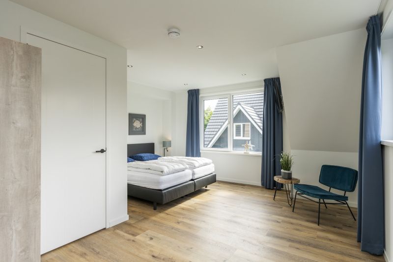 Large bedroom in Villa 41, De Koog, Texel, with lots of light and comfortable beds.