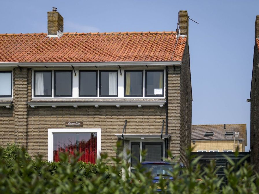 The Duinputter vacation home in De Koog Texel with classic facade and red roof tiles.