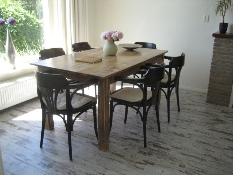 Dining room in The Duinputter vacation home De Koog Texel with wooden dining table and stylish chairs.