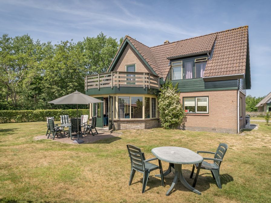 Country house Landleven No. 81 in De Koog, Texel with spacious garden and terrace for relaxing stay.
