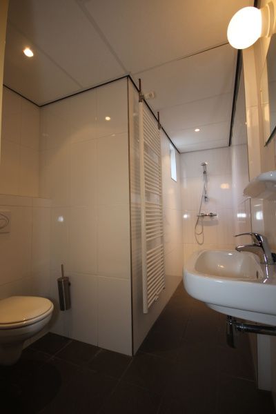 Modern bathroom in Landhuis Landleven No. 81, vacation home in De Koog, Texel with shower and toilet.