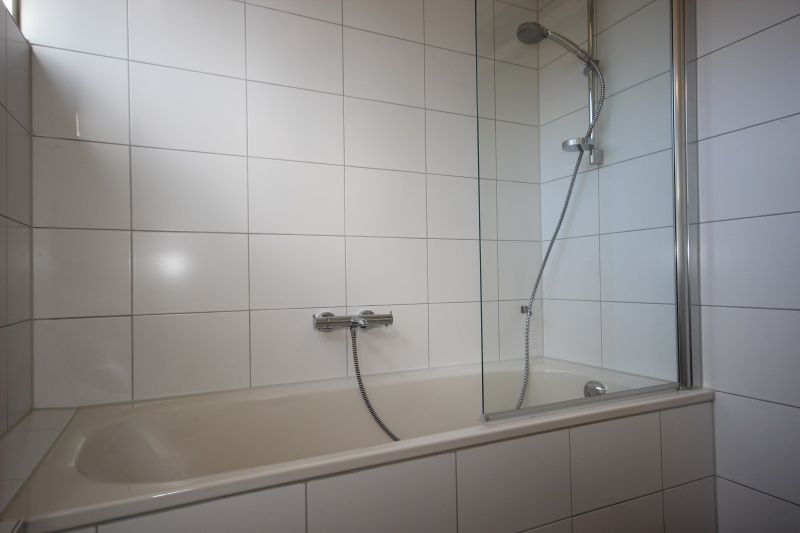 Bathroom with bath in Landhuis Landleven No. 81, vacation home in De Koog, Texel for ultimate comfort.