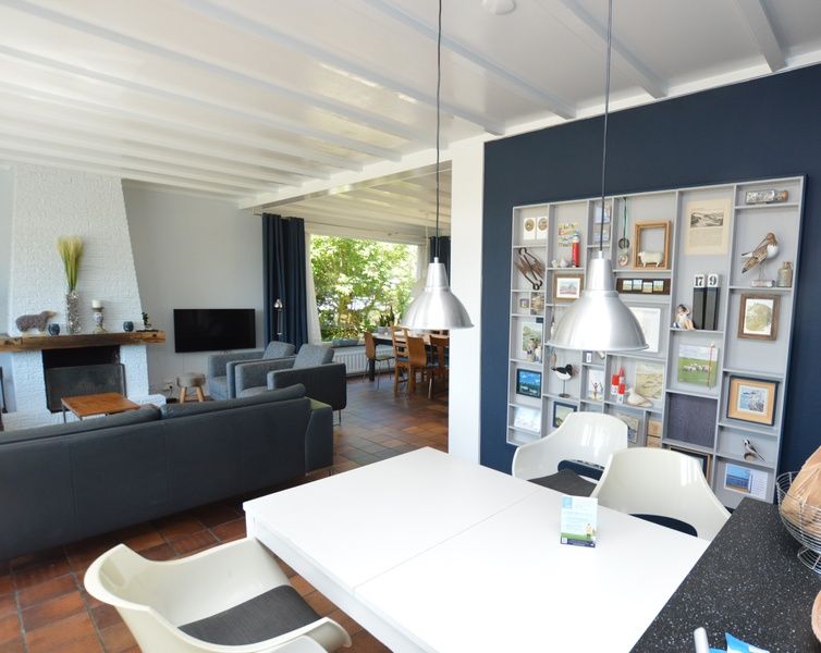 Modernes Esszimmer in Orchismient 45 grosses Ferienhaus De Koog Texel mit Gartenblick und viel Tageslicht.