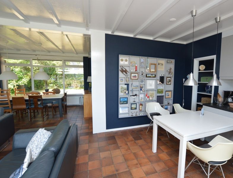 Stilvolle Essecke in Orchismient 45 grosses Ferienhaus De Koog Texel mit moderner Einrichtung und viel Platz.