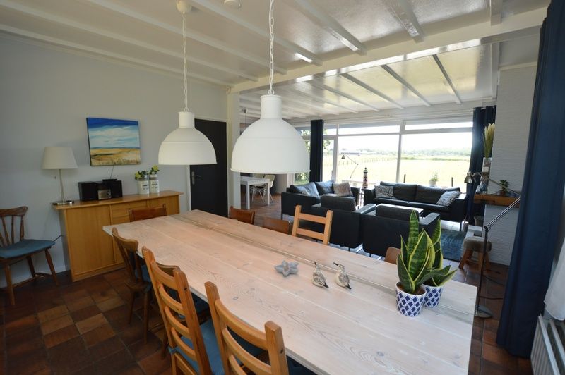 Helles Esszimmer in Orchismient 45 grosses Ferienhaus De Koog Texel mit grossem Tisch und stimmungsvoller Beleuchtung.