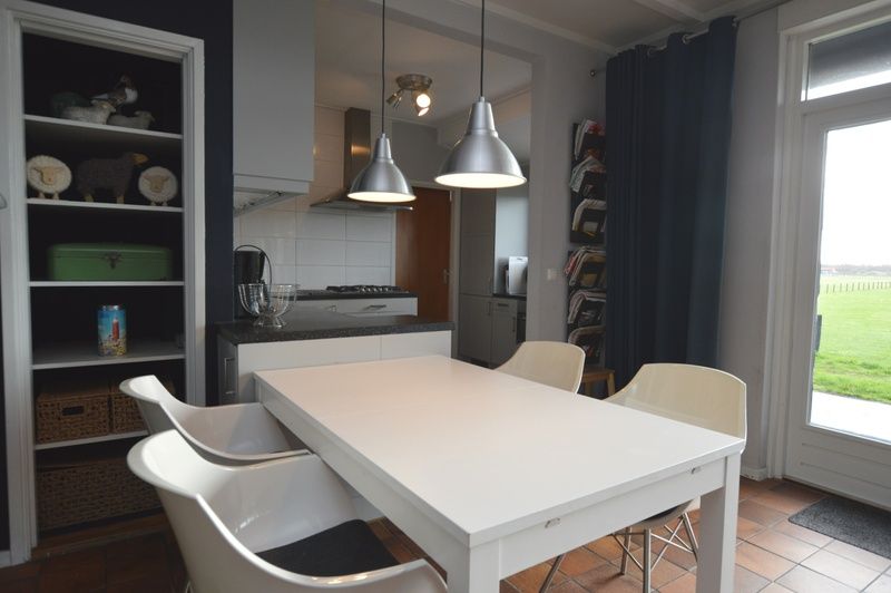 Praktische Kueche in Orchismient 45 grosses Ferienhaus De Koog Texel mit modernen Geraeten und viel Arbeitsflaeche.