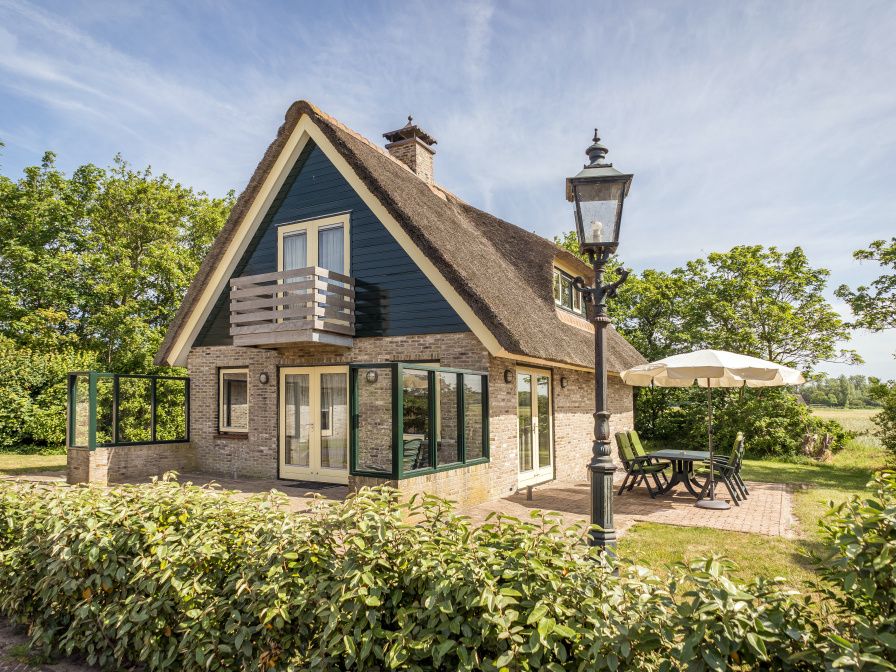 Villa in De Koog, Texel with charming thatched roof and sunny terrace in the Wadden Islands.