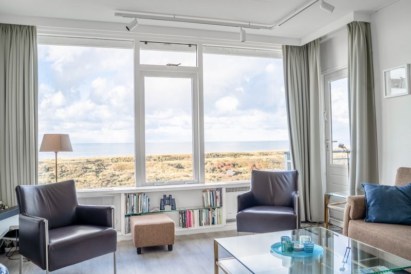 Apartment Juliana 160 Zeezicht in De Koog, Texel, offers a clear view of the dunes from the living room.