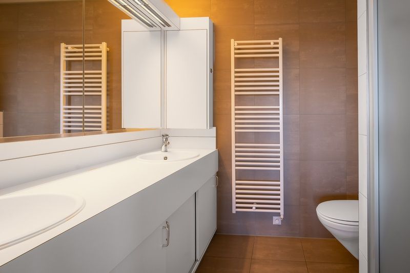 Modern bathroom in Apartment Juliana 160 Zeezicht, a vacation home in De Koog, Texel, with double sink.