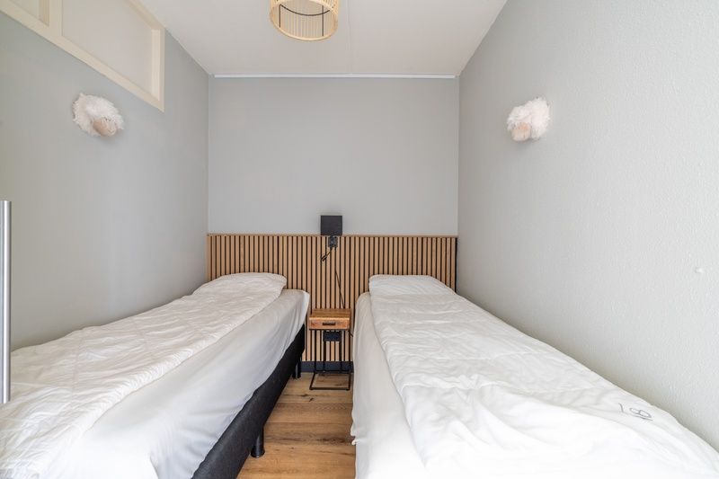 Bedroom with two single beds in Apartment Juliana 086, De Koog, Texel.