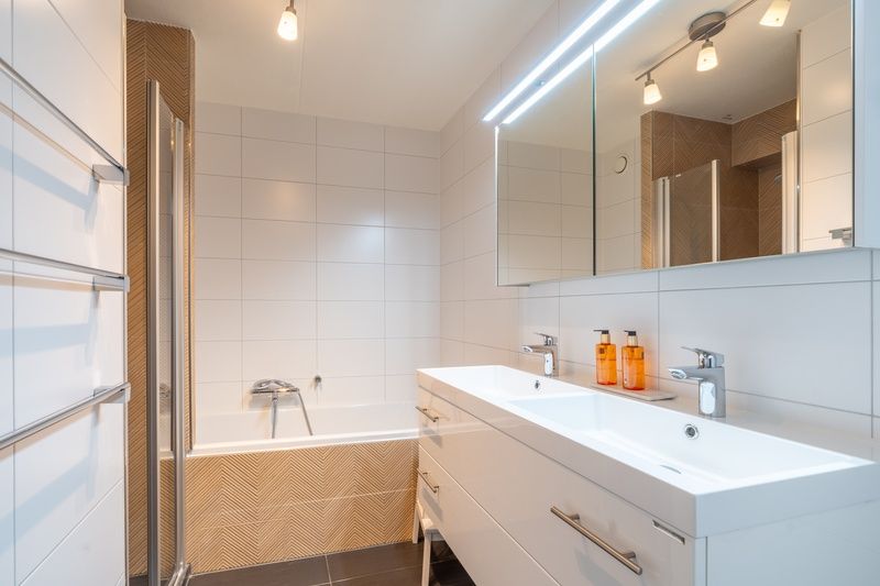 Luxury bathroom with double sink in Apartment Juliana 086, De Koog, Texel, Wadden Islands.