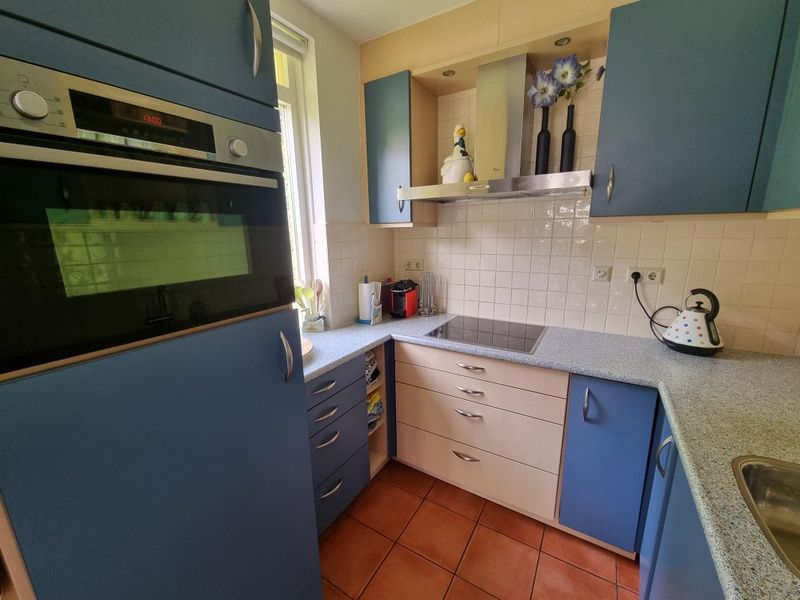 Modern kitchen in Residence California - Geborchenheit - 361, vacation home De Koog, Texel, with built-in appliances.