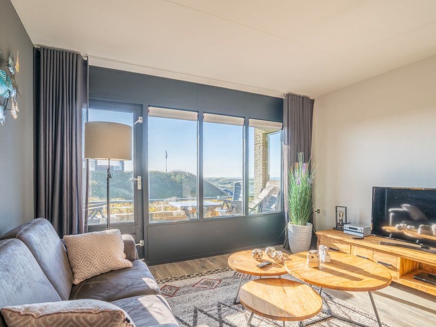 Gezellige woonkamer in Appartement Juliana 048 met uitzicht op zee, gelegen in De Koog, Texel, Waddeneilanden.