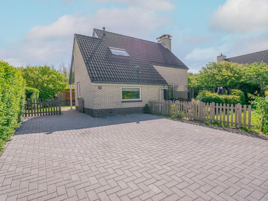 Vacation home Honeysuckle 81 in De Koog, Texel with spacious driveway and enclosed garden, ideal for a relaxing stay on the Wadden Islands.