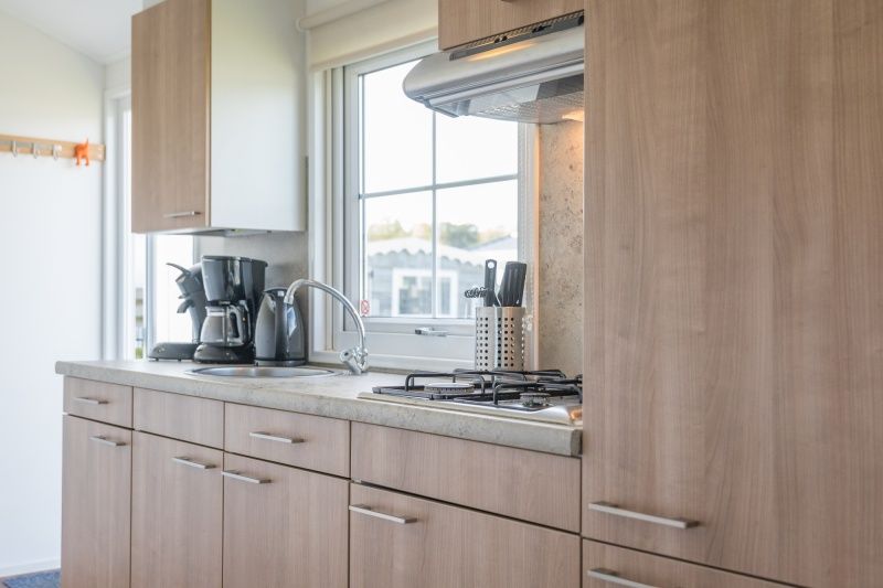 Stylish kitchen of Chalet Bregkoog 227, Chaletpark Bregkoog, De Koog, Texel with gas hob and ample work space.