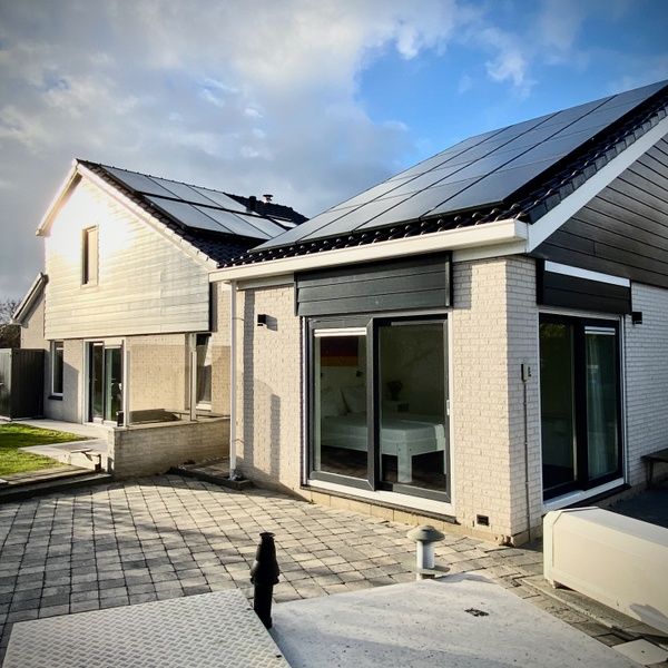 Modern architecture of Stappeland - Huize 100-1, vacation home in De Koog, Texel, with spacious outdoor space.