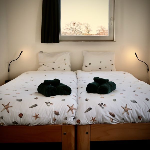 Spacious double bedroom in Stappeland - Huize 100-1, vacation home in De Koog, Texel, for ultimate peace and quiet.