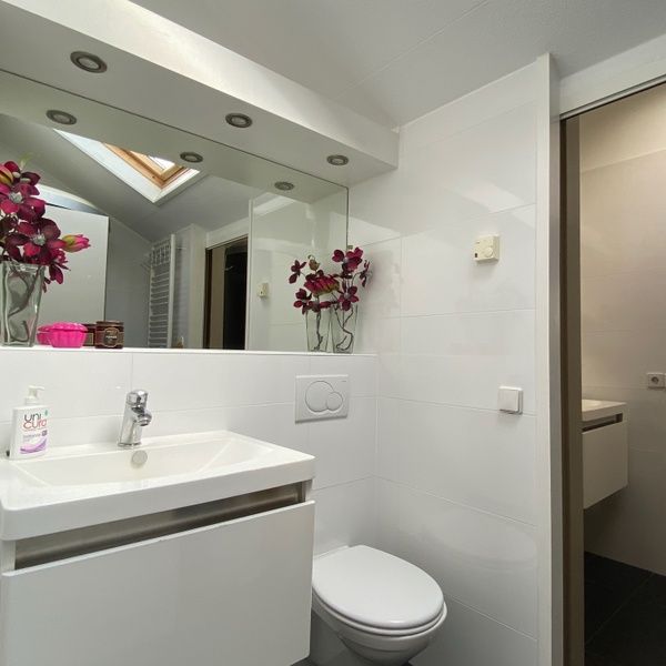 Modern bathroom in Stappeland - Huize 100-1, vacation home in De Koog, Texel, with clean finish and natural light.