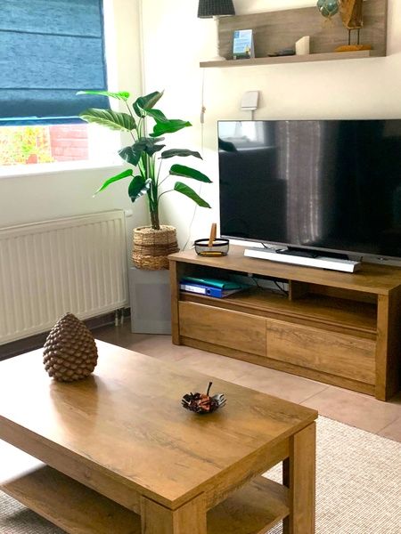 Cozy sitting area with TV in Duo bungalow, vacation home in De Koog, Texel on the Wadden Islands.