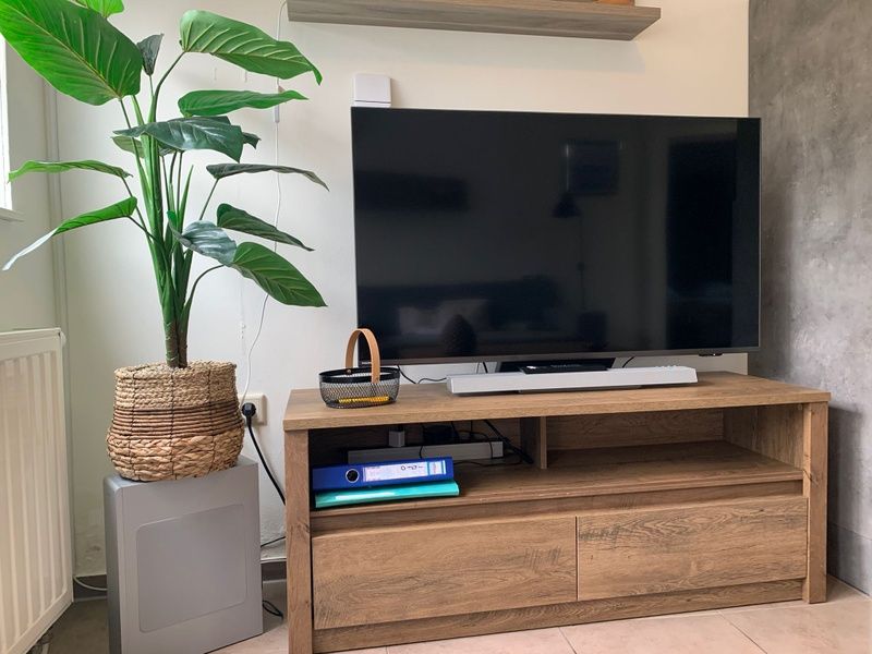 Modern TV set-up in Duo bungalow, vacation home in De Koog, Texel with green accents.