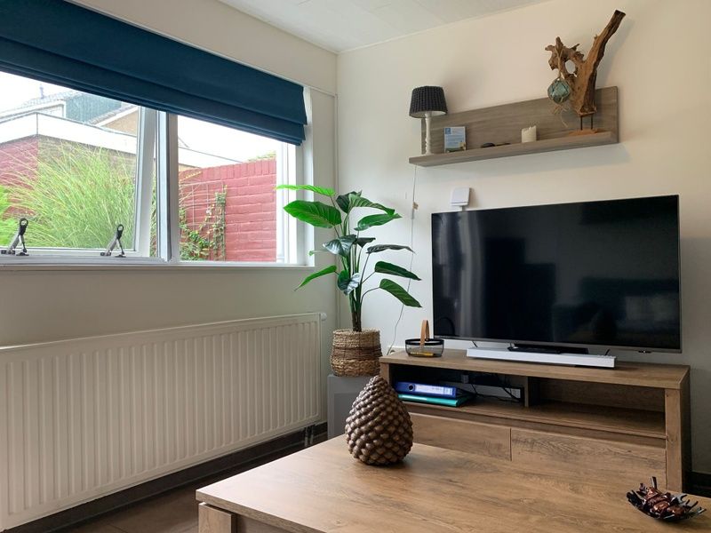 Bright living room overlooking the garden in Duo bungalow, vacation home in De Koog, Texel.