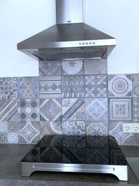 Stylish kitchen with modern hood in Duo bungalow, vacation home in De Koog, Texel.