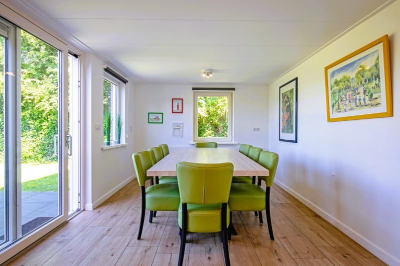 Spacious dining room in Orchismient 14 vacation home De Koog Texel with large table for parties.