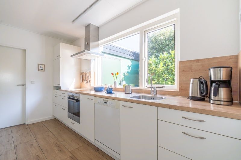 Fully equipped kitchen of Orchismient 14 vacation home De Koog Texel with modern appliances and spacious countertops.