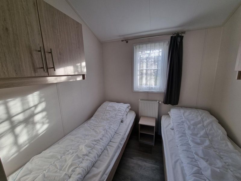 Second bedroom in Chaletpark Bregkoog - Chalet Bregkoog 235, De Koog, Texel with cozy atmosphere and two beds.