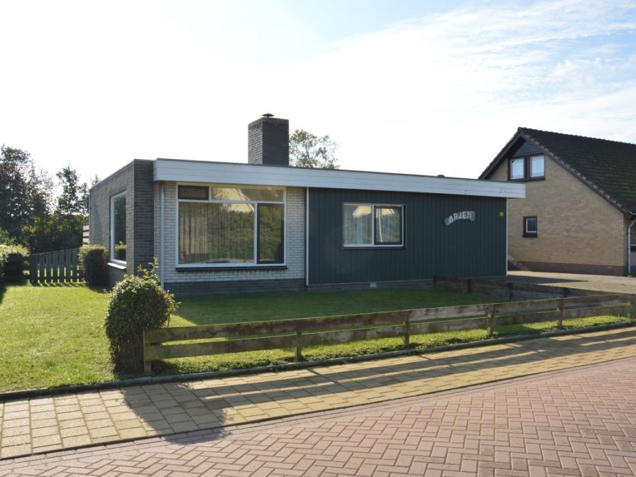 Epelaan 19 vacation home in De Koog, Texel, with spacious front garden and modern look.