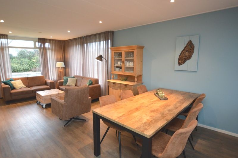 Open living room and dining room in Epelaan 19 vacation home, De Koog, Texel.